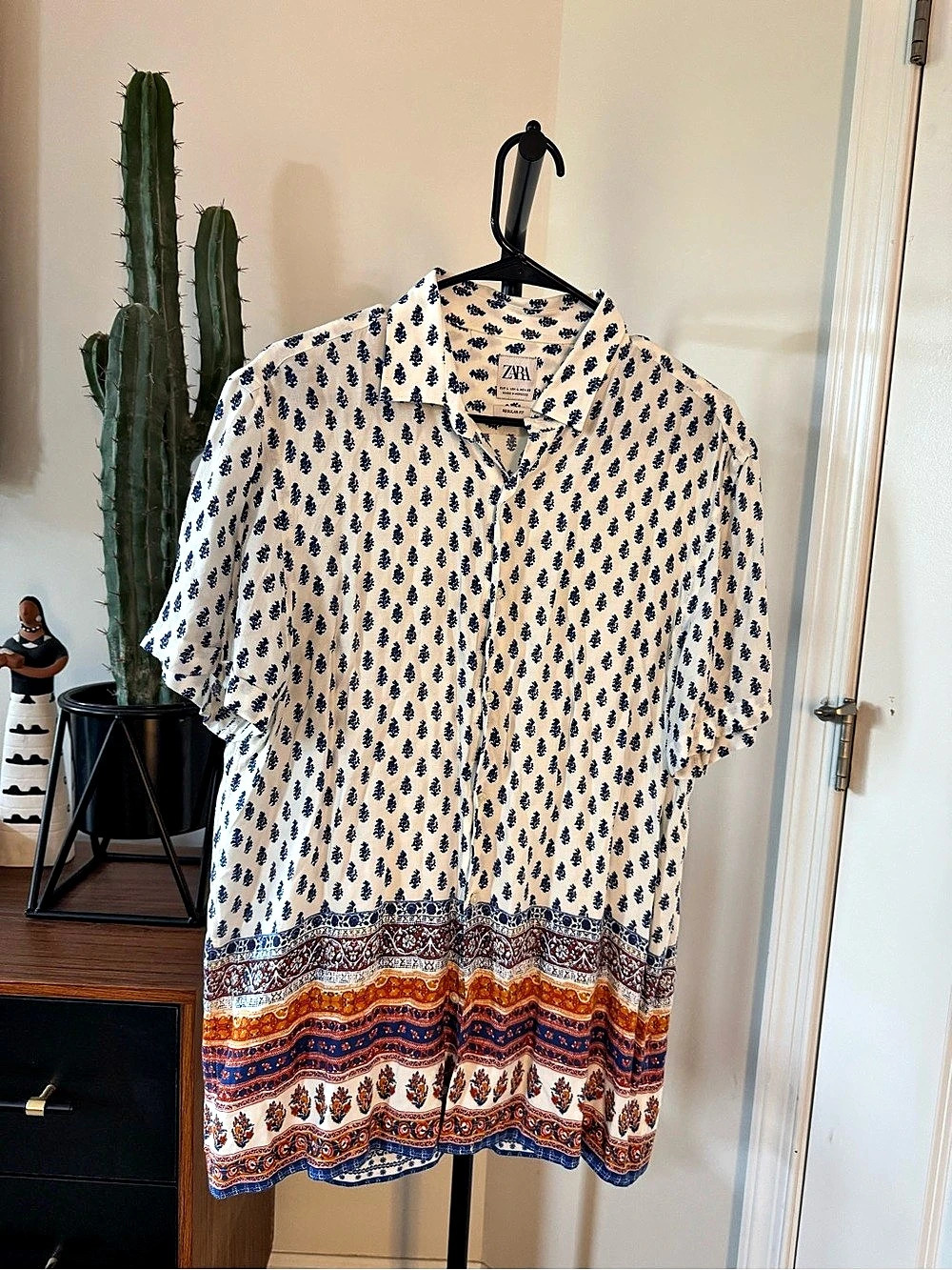 Zara Floral Button Down Shirt in White & Blue Size Large